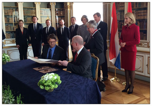 Leo Kouwenhoven og Charles Marcus underskriver aftalen på Christiansborg