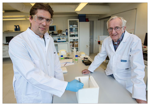 Sergey Kapishnikov and Jens Als-Nielsen in the laboratory 