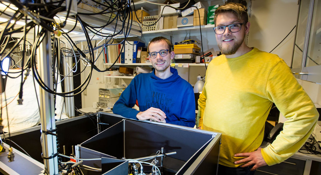 Forskerne Michael Zugenmaier og Karsten Dideriksen ved siden af deres forsøgsopstilling. Foto: Ola J. Joensen, NBI