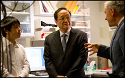 Yu Zhengsheng in a discussion in the laboratory