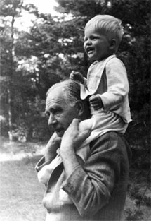 Niels Bohr and grandchildren
