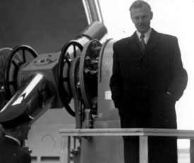 Bengt Strömgrens med teleskop 