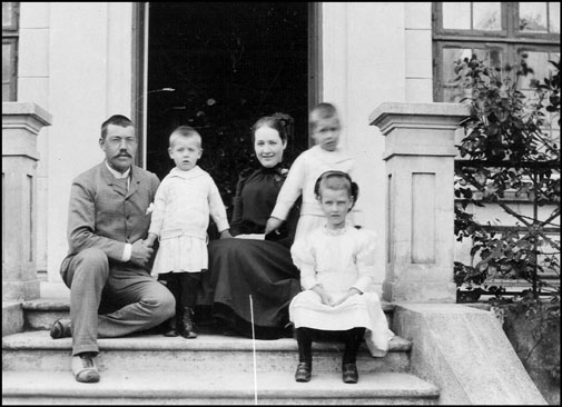 Familien Bohr foran deres hjem i Bredgade i 1890