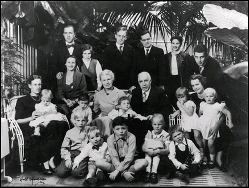 Niels og Margrethe Bohr med deres børn, svigerbørn og børnebørn på Niels Bohrs 70-års-fødselsdag i 1955