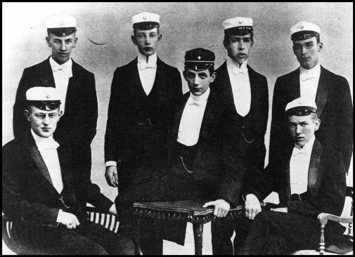 Niels Bohr og hans kammerater efter studentereksamen i 1903