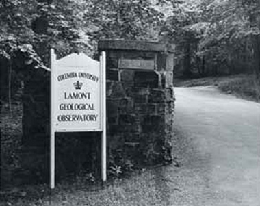 Indgangen til Lamont Geological Observatory i New York 