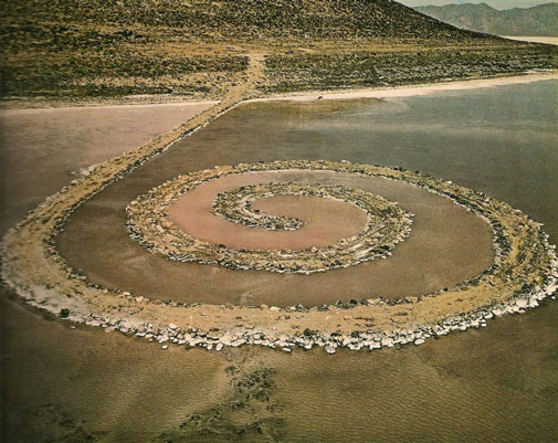 Den 460 meter lange Spiral Jetty, der består af over 6000 tons basaltsten og jord.
