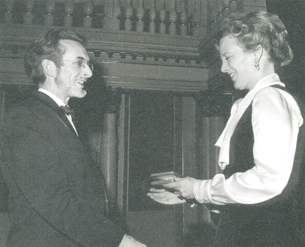 Willi Dansgaard receives Medal from Margrethe II