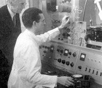 Willi Dansgaard demonstrates the mass spectrometer