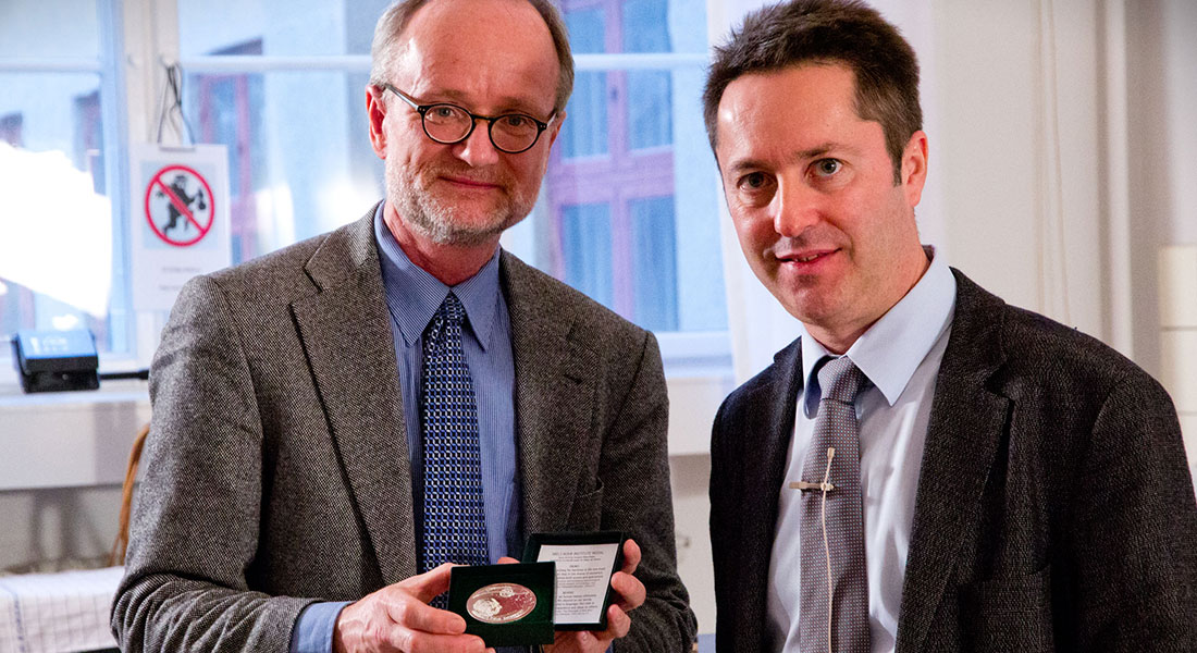 Head of the Niels Bohr Institute, Professor Robert Feidenhans'l presents the Medal of Honour to Professor Ignacio Cirac. Credit: Ola J. Joensen