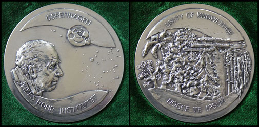 De to sider af Niels Bohr Instituttets æresmedalje