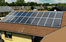 Solceller på taget af hus