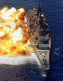 Krigsskib affyrer kanoner 