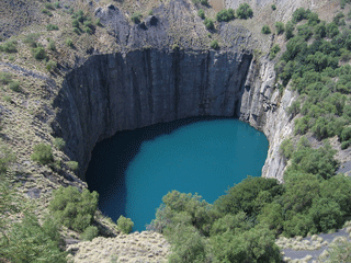Krater med vand