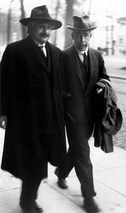 Albert Einstein sammen med Niels Bohr