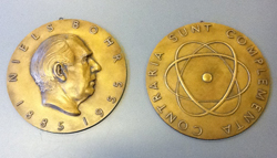 Niels Bohr på medaljen
