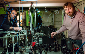 Jean Babtiste Béguin and Jürgen Appel in the quantum optics laboratory 