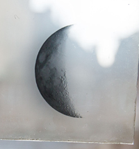 Glasplader, der viser månen