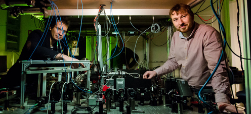 Jean Baptiste Béguin og Jürgen Appel with the experimental setup