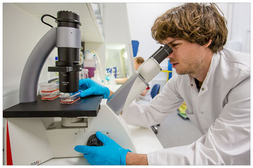 Silas Boye Nissen in the laboratory