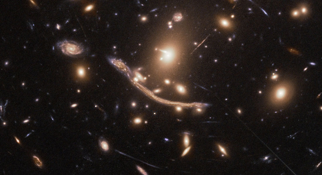Abell 370 galaksehob og omgivende galakser. Foto: Hubble Space Telescope, BUFFALO collaboration.