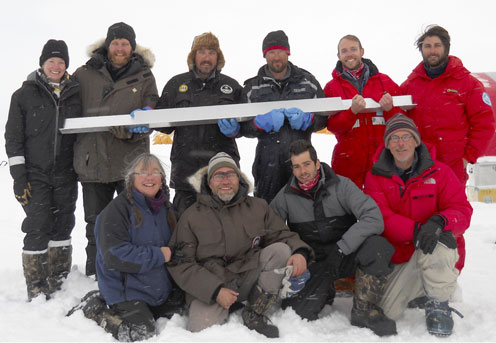 Den dybeste iskerne fra Renland boringen vises med stolthed frem af det internationale forskerteam, som var I lejren, da jorden blev nået