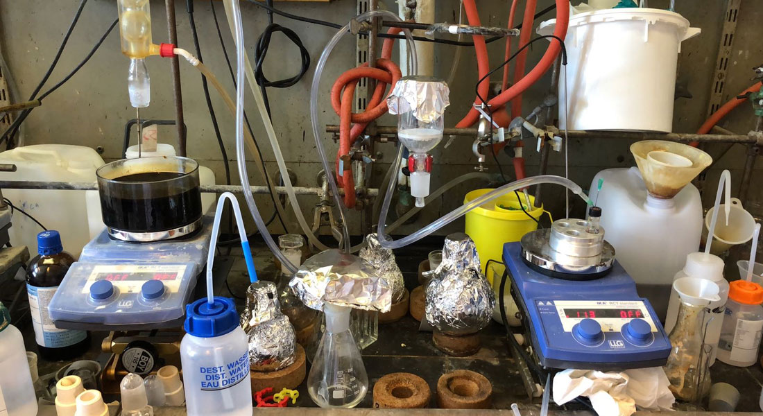 Laboratoriearbejde kan godt medføre lidt roderi. Billedet her er fra produktionen af polymeren i kemilaboratoriet. Men som Heloisa Bordallos studerende siger: “Rent laboratorium = ingen arbejder!“