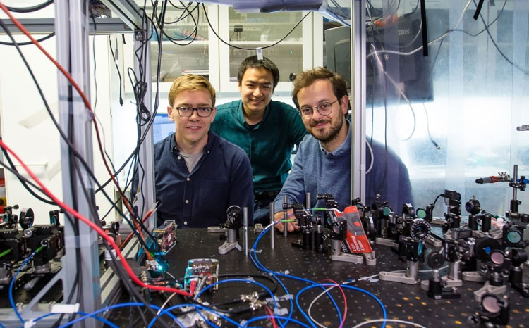 Fra venstre: David Mason, Junxin Chen and Massimiliano Rossi i laboratoriet
