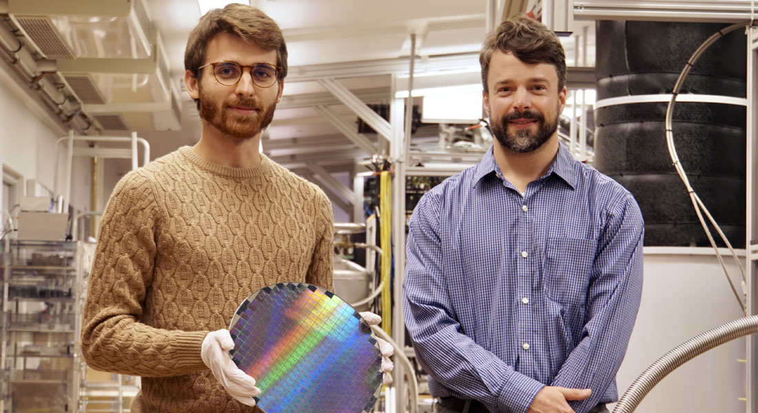 Prof. Ferdinand Kuemmeth (th.) har været vejleder for Dr. Fabrizio Berritta under hans ph.d.-studie ved Center for Quantum Devices på Niels Bohr Institutet ved Københavns Universitet. Foto: Ola Jakup Joensen, NBI. Prof. Ferdinand Kuemmeth (th.) har været vejleder for Dr. Fabrizio Berritta under hans ph.d.-studie ved Center for Quantum Devices på Niels Bohr Institutet ved Københavns Universitet. Foto: Ola Jakup Joensen, NBI.