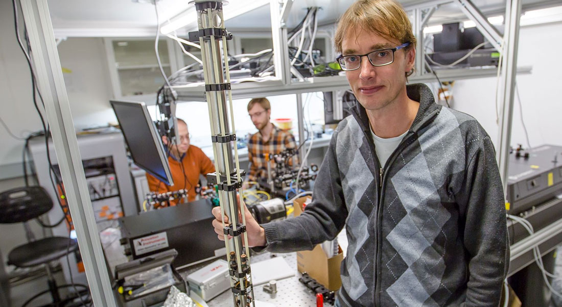 Professor Peter Lodahl i laboratoriet på Niels Bohr Institutet.