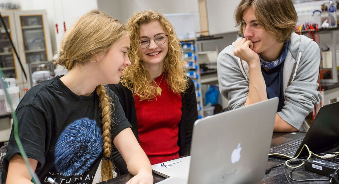 Som studerende på Niels Bohr Institutet har du flere måder at komme i kontakt med virksomheder for at høre om praktik og jobmuligheder.