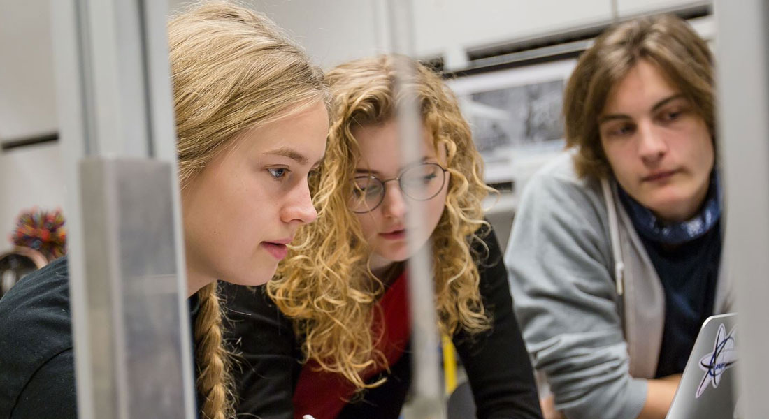 Som studerende på Niels Bohr Institutet har du flere måder at komme i kontakt med virksomheder for at høre om praktik og jobmuligheder.