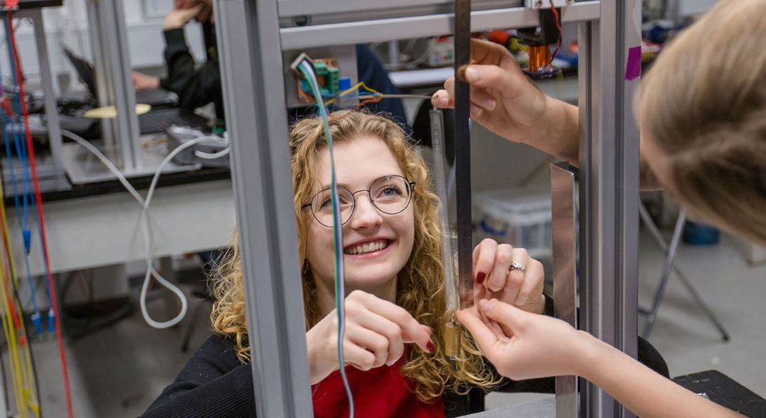 Som studerende på Niels Bohr Institutet har du flere måder at komme i kontakt med virksomheder for at høre om praktik og jobmuligheder.