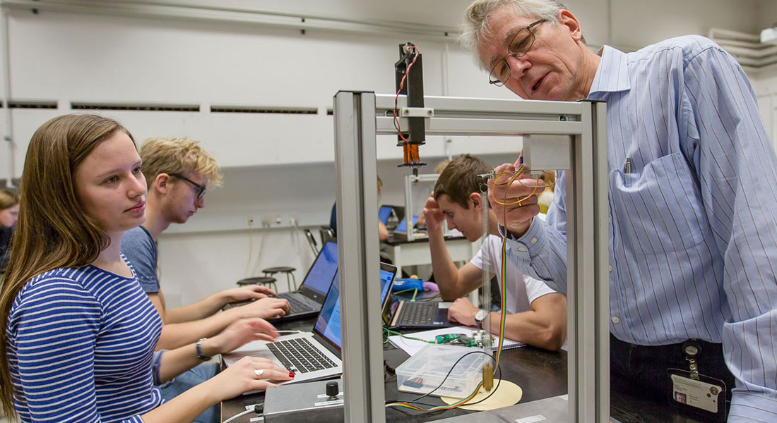 Som studerende på Niels Bohr Institutet har du flere måder at komme i kontakt med virksomheder for at høre om praktik og jobmuligheder.