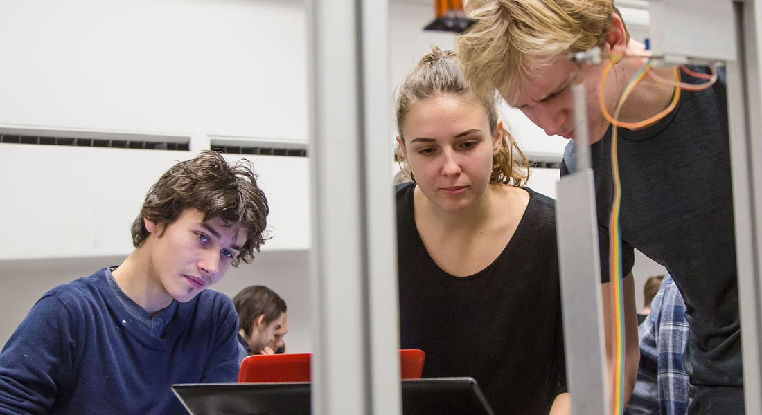 Som studerende på Niels Bohr Institutet har du flere måder at komme i kontakt med virksomheder for at høre om praktik og jobmuligheder.