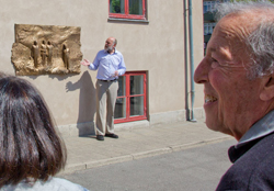 Professor John Renner Hansen, dean of the Faculty of Science, presenting the bronze relief