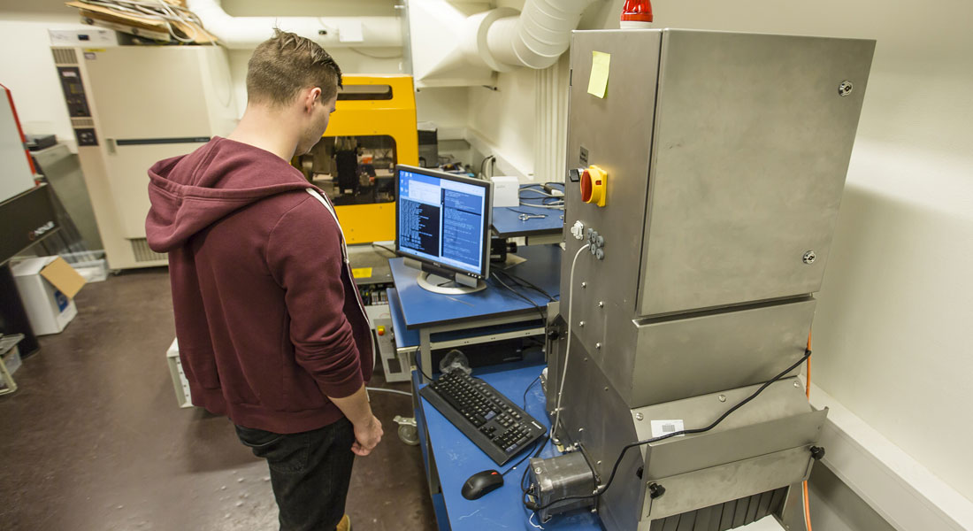 Seen here is the prototype in the basement of the HC Ørsted Institute. It was built by the project partners and based on an optical scanner from Newtec, but the optical device has been removed and replaced with an X-ray source. Photo: Ola J. Joensen, NBI