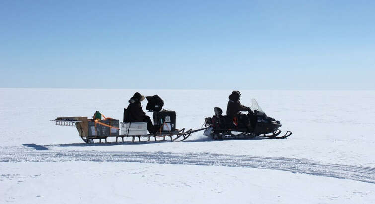 The antennas of the radar are situated at the rear end of the sleigh.