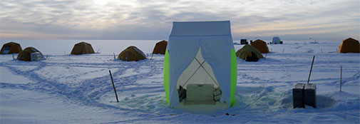 A key element of daily life is the visits to the loo. The facilities are basic (a hole in a retired ice-core box), but the view is splendid. The red flag (on the ground in the front) is use to signal that the tent is occupied. Leaving the tent without taking down the flag ranges between the most serious offences according to the Camp Law.