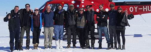 Goodbye picture in front of Air Greenland helicopter. From left to right: Helicopter pilot Stefan, Bo, Lizzie, Jakob, Andrea, Steff, Sarah, Niccolò, Jan, Trevor, Eliza. 