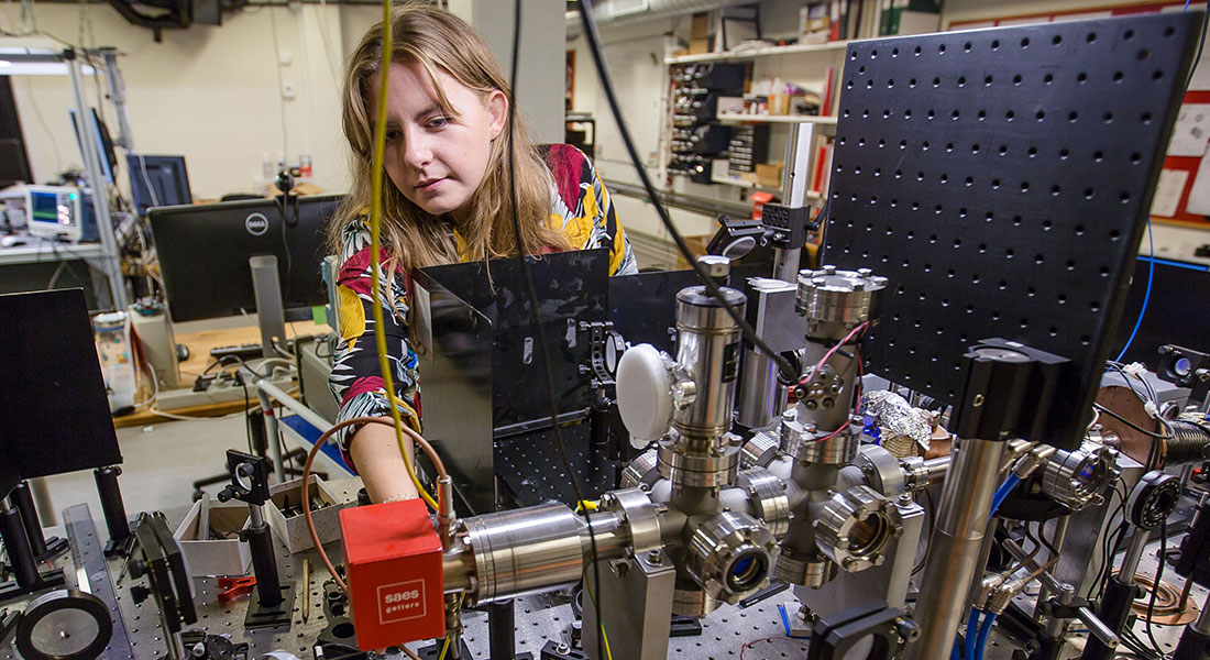 Student in the Quantum Optic laboratory