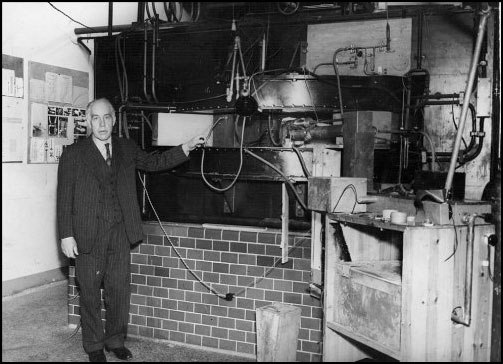 Niels Bohr with cyklotron
