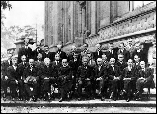 Københavnerkonferencen 1930. Første række, fra venstre til højre: Oskar Klein, Niels Bohr, Werner Heisenberg, Wolfgang Pauli, George Gamow, Lev Landau, H.A. Kramers