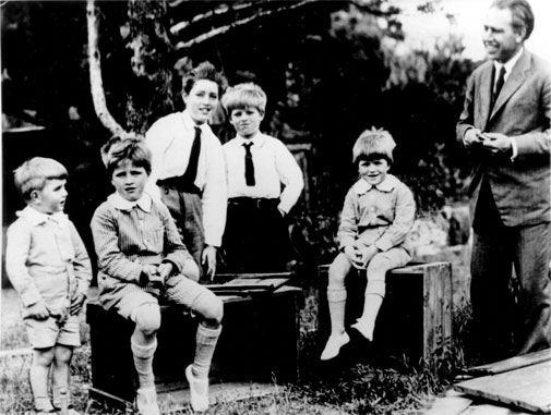 Niels Bohr med sine fem sønner ved sommerboligen i Tisvildeleje