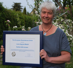 Professor Dorthe Dahl-Jensen with the Louis Agassiz Medal 