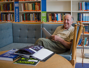 Ben Mottelson in the library at the Niels Bohr Institute