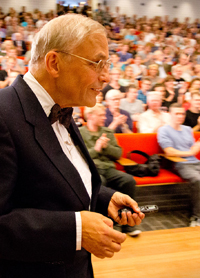 Holger Bech Nielsen foran fyldt auditorium