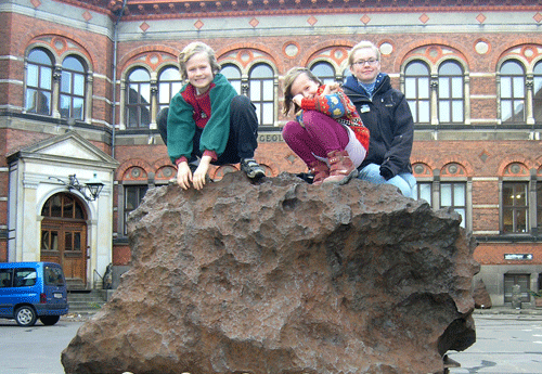 Børn på en meteorit i gården på det Geologiske Museum
