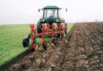 Traktor bevæger sig med en plov