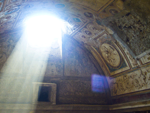 Lys kommer igennem hul i taget i Dampbadet i Pompai